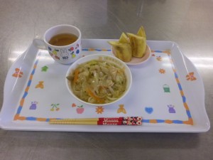 今日の給食　豚肉と白菜のあんかけうどん