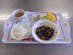 今日の給食　大豆入りひじきの油炒め