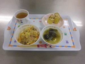 今日の給食　親子丼