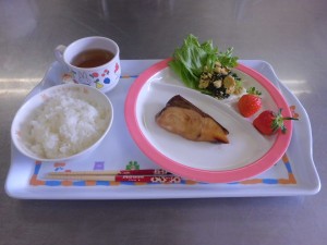 今日の給食　魚の照り焼き