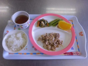 今日の給食　アドボ