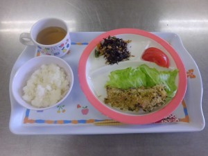 今日の給食　魚の香草パン粉焼き