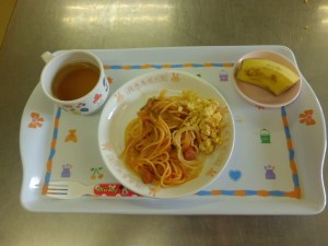 今日の給食　ナポリタン