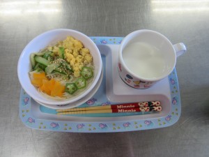 今日の給食　キラキラ夏野菜カレー