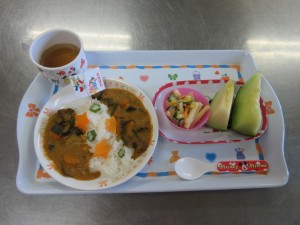 今日の給食　キラキラ夏野菜カレー