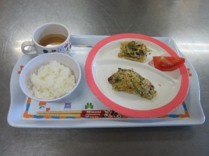 今日の給食　魚の香草パン粉焼き