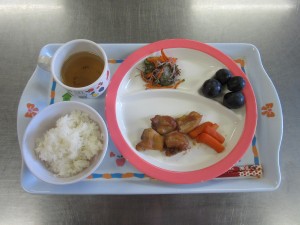 今日の給食　鶏肉の甘辛焼き