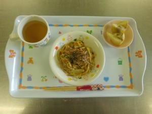 今日の給食　焼うどん