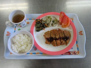 今日の給食　トンカツ