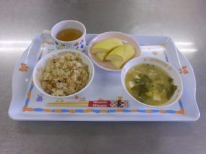 今日の給食　鶏めし