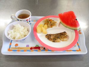 今日の給食　魚の梅しそソース