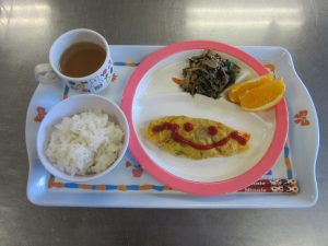 今日の給食　チーズ入りオムレツ