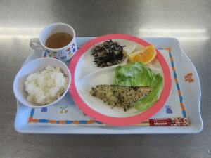 今日の給食　魚の香草パン粉焼き