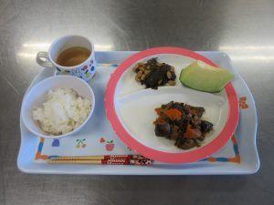 今日の給食　牛肉といんげんの炒め物