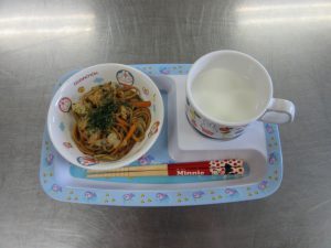 今日の給食　冷しゃぶマリネ