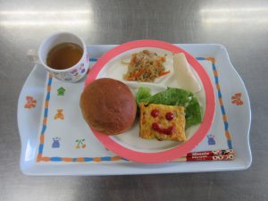 今日の給食　 ピザ風卵焼き