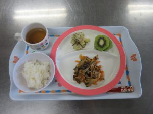 今日の給食　牛肉のオイスター炒め