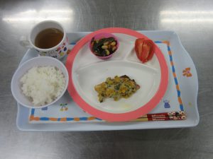 今日の給食　魚のコーンマヨネーズ焼き