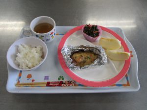 今日の給食　魚のホイル蒸し