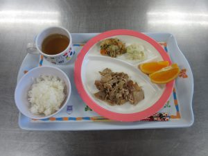 今日の給食　豚肉の生姜焼き