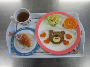 今日の給食　くまさんハンバーグ