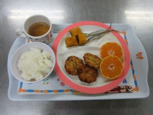 今日の給食　まり揚げ