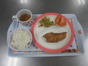 今日の給食　魚の竜田揚げ