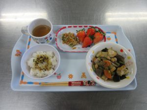 今日の給食　五目煮