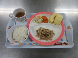 今日の給食　豚肉のマーマレード焼き